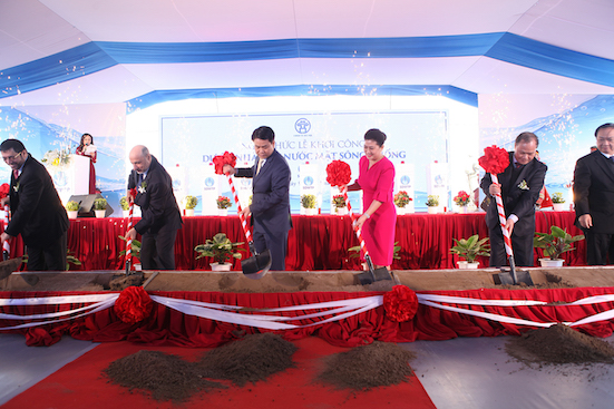 Khởi[-]công[-]xây[-]dựng[-]Nhà[-]máy[-]nước[-]mặt[-]Sông[-]Đuống[-]với[-]tổng[-]mức[-]đầu[-]tư[-]gần[-]5.000[-]tỷ[-]đồng.